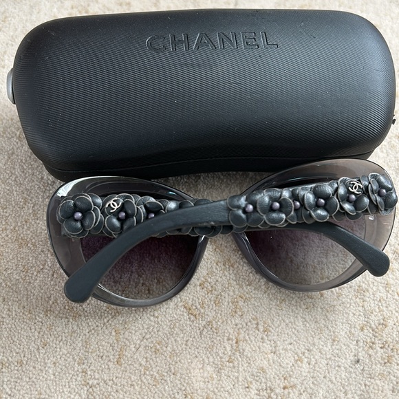 Chanel sunglasses. Very good condition. - Picture 2 of 4
